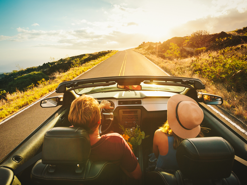 Par u automobilu na putu